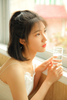 欧美大波少妇在厨房被