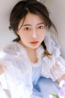 丰满少妇张开大白腿摄影图片